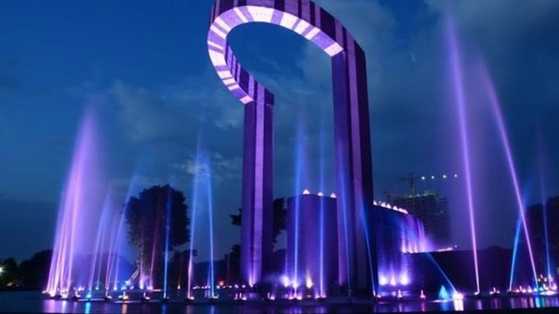 Công Viên Thành Phố Mới Bình Dương là một khu vực công cộng rộng lớn nằm tại thành phố Bình Dương. Đây là nơi thích hợp để người dân đến tận hưởng không khí trong lành và thư giãn sau những giờ làm việc căng thẳng. Công viên được thiết kế với nhiều tiện ích và dịch vụ như khu vui chơi trẻ em, đường đi bộ, sân bóng rổ, sân bóng đá, khu vui chơi nước và nhiều tiện ích khác. Một điểm nổi bật của công viên là cảnh quan