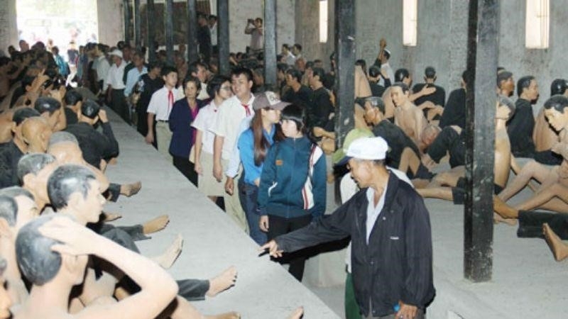 Nhà tù Phú Lợi là một di tích lịch sử quan trọng. Được xây dựng vào thế kỷ XIX, nhà tù này đã được sử dụng cho nhiều mục đích khác nhau trong suốt lịch sử của nó. Tuy nhiên, nổi tiếng nhất là việc sử dụng nó để giam giữ các tù nhân chính trị trong thời kỳ chiến tranh Việt Nam. Hiện nay, nhà tù Phú Lợi đã được bảo tồn và trở thành một điểm tham quan văn hóa lịch sử hấp dẫn đối với du khách trong và ngoài