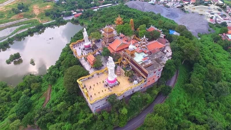 Chùa Châu Thới là một ngôi chùa nằm tại thành phố Cần Thơ, Việt Nam. Nó được xây dựng vào thế kỷ thứ 19 và là một trong những ngôi chùa cổ nhất ở khu vực này. Chùa Châu Thới có kiến trúc đặc trưng của phong cách Nam tông, với các tấm lợp cong và những họa tiết phong phú trên tường. Đây là một địa điểm tham quan nổi tiếng của Cần Thơ và được nhiều người dân và khách du lịch yêu thích.