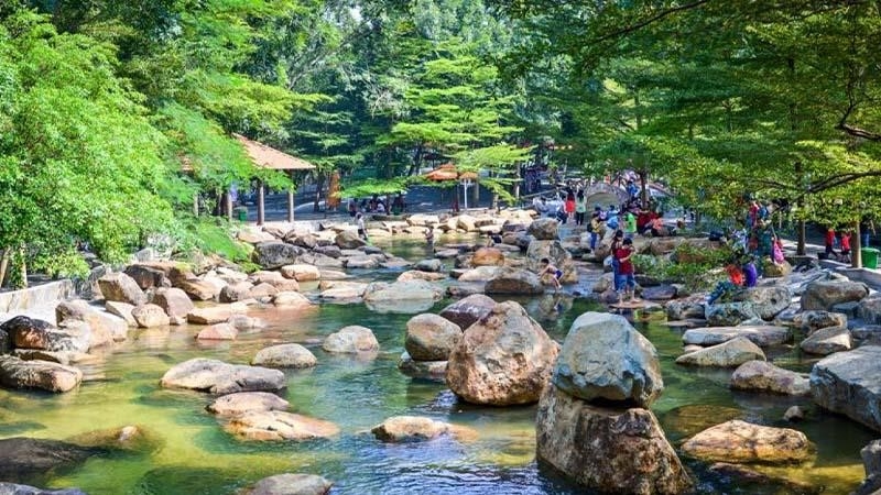 Thủy Châu là một khu du lịch sinh thái với diện tích rộng lớn. Nơi đây có nhiều hoạt động thú vị và đặc biệt hơn là thích hợp cho những người yêu thích thiên nhiên. Các cảnh quan tại đây rất đa dạng, từ rừng núi đến hồ nước, cảnh quan đồng bằng và nhiều loại động vật hoang dã. Du khách có thể thưởng thức cảnh đẹp, trải nghiệm các hoạt động ngoài trời, hay đơn giản là thư