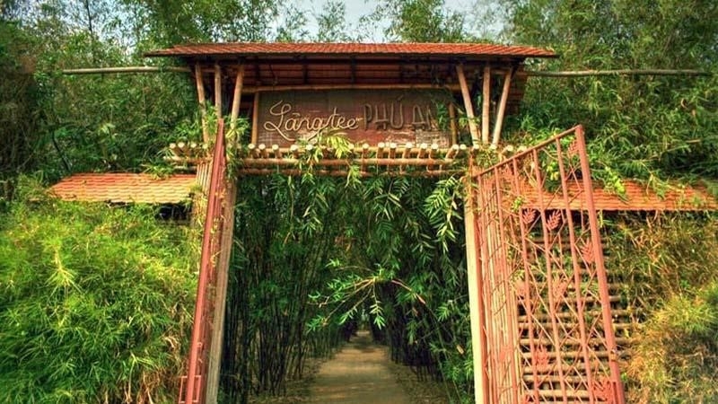 Làng tre Phú An có diện tích rộng lớn và phong cảnh đẹp mắt. Nơi đây nổi tiếng với nghề trồng tre và sản xuất các sản phẩm từ tre như giỏ, nôi, thùng, ghế và bàn. Những sản phẩm này được làm thủ công bởi những người thợ lành nghề với kỹ thuật điêu khắc tinh xảo và sự tinh tế trong từng chi tiết. Các sản phẩm từ tre ở đây được đánh giá cao về chất lượng và được xuất khẩu sang nhiều quốc gia trên thế giới. Không chỉ là nơi sản xuất các sản phẩm từ tre, là