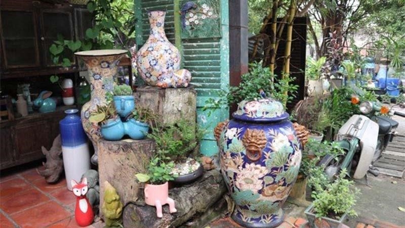 Nhà Gốm có một khu vườn đẹp, được trang trí với nhiều loại cây cối. Vườn được tưới nước và chăm sóc thường xuyên để giữ cho cây luôn tươi tốt và xanh tốt. Không gian trong khu vườn rất thoáng mát và yên tĩnh, rất thích hợp để nghỉ ngơi và thư giãn. Ở đó, bạn có thể ngắm nhìn các loại hoa và cây cối đẹp mắt, ngửi thử mùi hương thơm ngát của hoa, và thưởng thức không khí trong lành. Vườn Nhà Gốm là