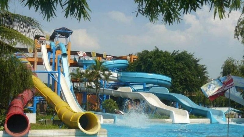 Công viên nước Thanh Lễ là một điểm đến nổi tiếng để thư giãn và vui chơi. Nơi đây có nhiều hoạt động thú vị như trượt nước, bơi lội, thưởng thức ẩm thực và tham gia các trò chơi vui nhộn. Với không gian xanh mát và sự đa dạng về hoạt động, công viên này hứa hẹn mang lại cho du khách những trải nghiệm đáng nhớ.