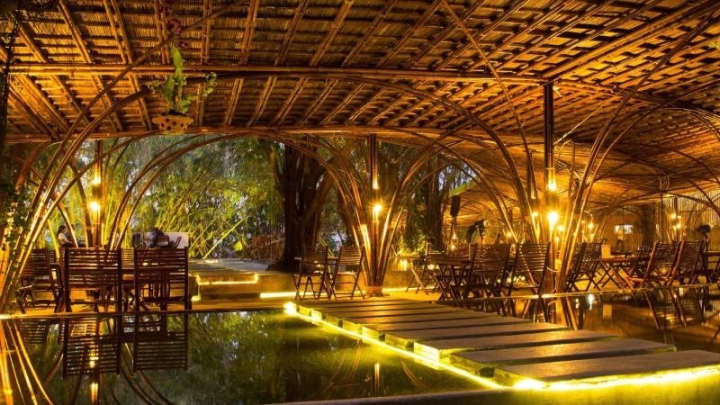 Gió & Nước là một quán café đáng ghé thăm. Tại đây, bạn có thể thưởng thức những ly cà phê thơm ngon và thư giãn với không gian thoáng đãng, mát mẻ. Quán được trang trí đẹp mắt, tạo cảm giác ấm cúng và thân thiện. Nếu bạn muốn tìm một địa điểm lý tưởng để hẹn hò, gặp gỡ bạn bè hay làm việc, Gió & Nước là sự lựa chọn tuyệt vời.