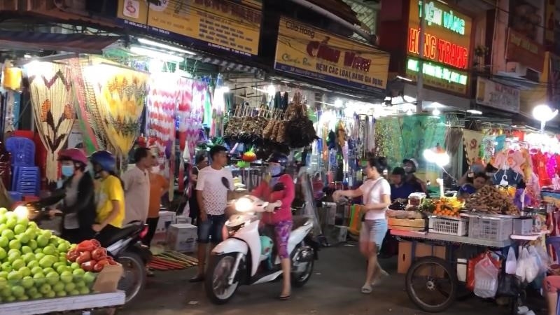 Chợ đêm Thủ Dầu Một là một điểm đến thú vị đối với những ai muốn tìm mua sắm hoặc thưởng thức đồ ăn đêm. Nơi đây thu hút rất nhiều người dân và du khách nhờ vào không khí sôi động và đa dạng của các sản phẩm bày bán. Nếu bạn đến đây, hãy chuẩn bị sẵn tinh thần cho một đêm tuyệt vời với những món đồ lạ lùng và hương vị độc đáo.
