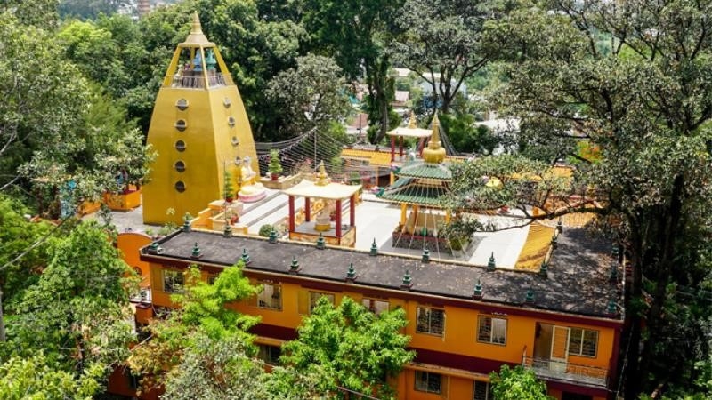 Tôi muốn viết lại đoạn văn về Chùa Tây Tạng một cách lưu loát, trôi chảy và dễ hiểu hơn như sau:Chùa Tây Tạng là một ngôi đền thánh của đạo Phật ở Tây Tạng, Trung Quốc. Nó được xây dựng từ thế kỷ 7 và được coi là một trong những ngôi đền cổ nhất và quan trọng nhất trong lịch sử Phật giáo. Chùa có kiến trúc đặc trưng của Tây Tạng với các tầng tang và những tấm khắc đá khổng lồ. Nơ