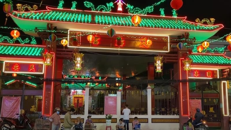 Chùa Bà Thiên Hậu là một ngôi đền thờ tôn vinh Thần nữ Đại Thánh Mẫu. Nó được xây dựng vào thế kỷ XIX tại thành phố Hồ Chí Minh. Chùa này có kiến trúc độc đáo, với các hình ảnh, tượng trưng cho sự bảo vệ và phúc lộc. Chùa Bà Thiên Hậu là một trong những điểm đến phổ biến cho du khách khi đến thăm thành phố.