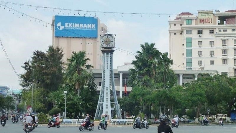 Công Viên Tao Đàn là một địa điểm giải trí phổ biến ở trung tâm Thành phố Hồ Chí Minh. Nơi đây có nhiều hoạt động vui chơi giải trí đa dạng cho mọi lứa tuổi. Không chỉ có các trò chơi thú vị như đu quay, tàu lượn siêu tốc, công viên còn có cả khu vực ẩm thực đa dạng và phong phú. Công Viên Tao Đàn rất đông khách vào cuối tuần và các ngày lễ, vì thế bạn nên lên kế hoạch trước để có trải nghiệm tốt nhất.