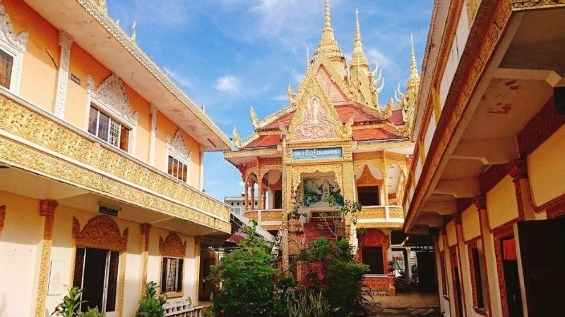 Chùa Khmer Munir Ansay là một ngôi chùa rất đẹp và đặc biệt ở Campuchia. Nó được xây dựng bởi người Khmer và có kiến trúc độc đáo. Nếu bạn đến thăm chùa này, bạn sẽ cảm thấy rất thư giãn và yên tĩnh.