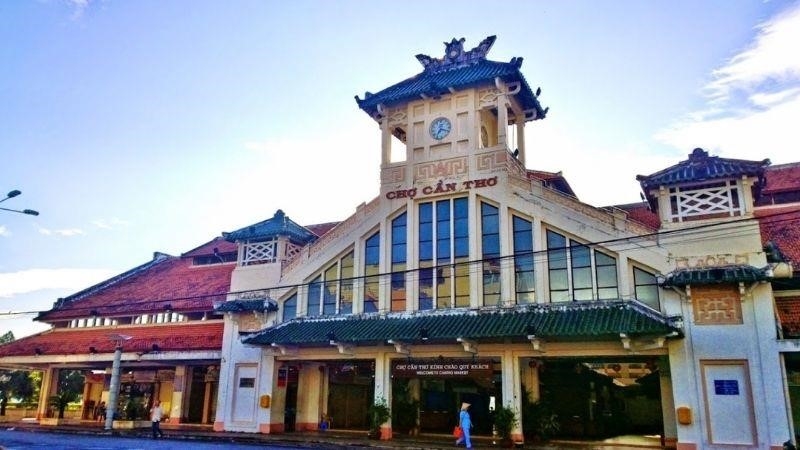 Chợ Hàng Dương, còn được gọi là Chợ Cần Thơ, là một chợ truyền thống nổi tiếng ở Cần Thơ. Nơi đây thu hút nhiều du khách đến tham quan và mua sắm vì có nhiều mặt hàng đa dạng và giá cả phải chăng. Chợ Hàng Dương cũng là nơi để khám phá văn hóa và phong cách sống của người dân địa phương.