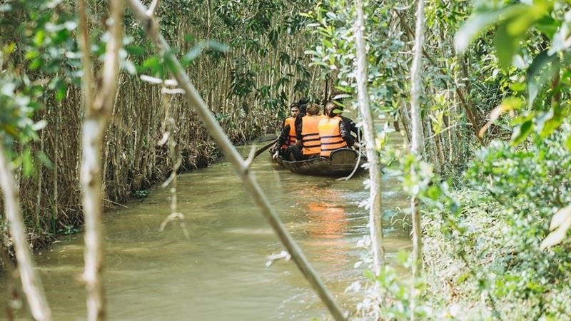 Khu du lịch Lung Tràm là một trong những địa điểm du lịch hấp dẫn ở địa phương này. Nơi đây có nhiều hoạt động thú vị để khám phá và thưởng ngoạn. Các du khách có thể tham gia các hoạt động như điều khiển thuyền kayak, leo núi, đi bộ đường dài, câu cá và nhiều hoạt động khác. Khu du lịch Lung Tràm cũng nổi tiếng với các món ăn đặc trưng địa phương, được chế biến từ các loại hải sản tươi ngon. Nếu bạn muốn