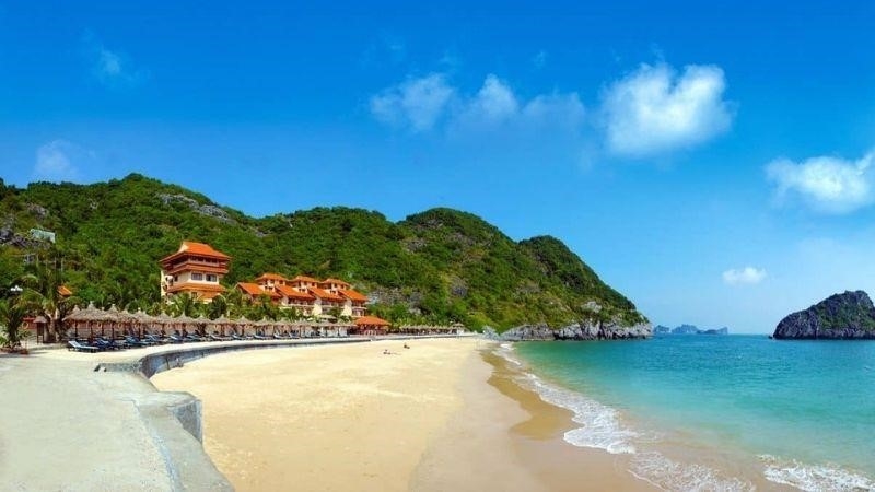 Bãi biển Đồ Sơn tại Hải Phòng là một điểm đến được nhiều người biết đến trong vùng vì danh tiếng của nó.
