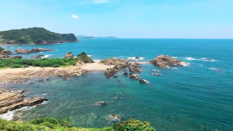 Cô Tô là một trong những đảo đẹp nhất tại Quảng Ninh, vẫn giữ được vẻ hoang sơ và tự nhiên của nó.