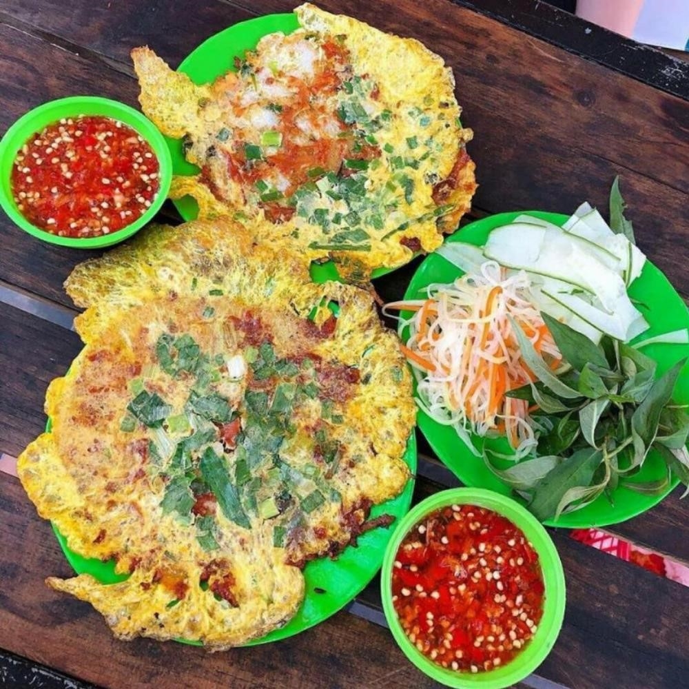 Bánh ép Huế.là một món ăn lạ miệng đến từ nền ẩm thực Huế. Được biết đến với hương vị đặc trưng và cách chế biến khác biệt, bánh ép Huế.đã trở thành một món ăn được yêu thích không chỉ ở địa phương mà còn trên toàn quốc.