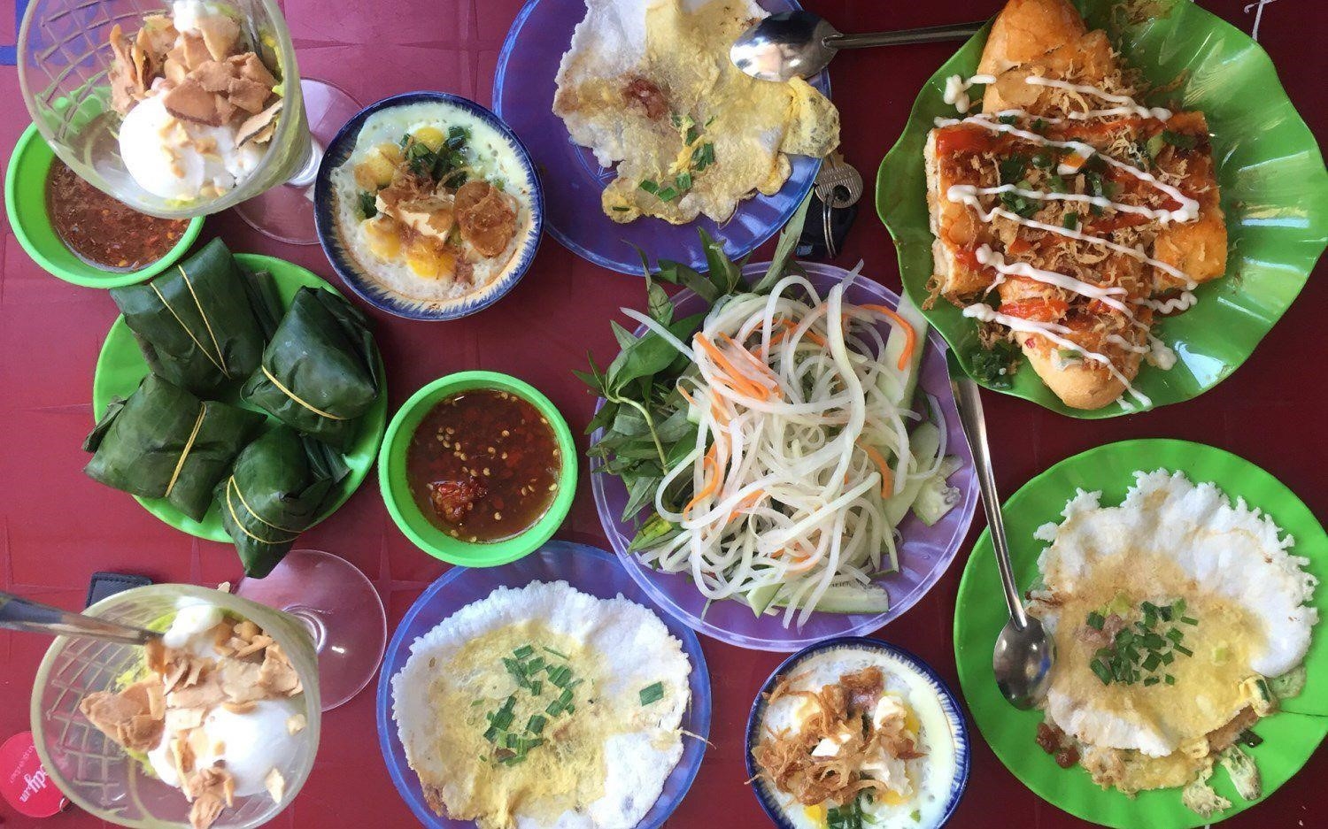 Dưới đây là danh sách 8 quán bánh ép ngon nhất ở Huế:1. Quán bánh ép Minh Tâm - địa chỉ: 36 Nguyễn Công Trứ, phường Phú Hội, thành phố Huế.2. Quán bánh ép Thanh Hải - địa chỉ: 58 Lý Thường Kiệt, phường Phú Hội, thành phố Huế.3. Quán bánh ép Ngọc Bích - địa chỉ: 105 Lê Quý Đôn, phường Xuân Phú, thành phố Huế.4. Quán bánh ép Hương Giang - địa chỉ: 15 Chi Lăng, phường Phú Hội, thành phố Huế.5. Quán bánh ép Hà