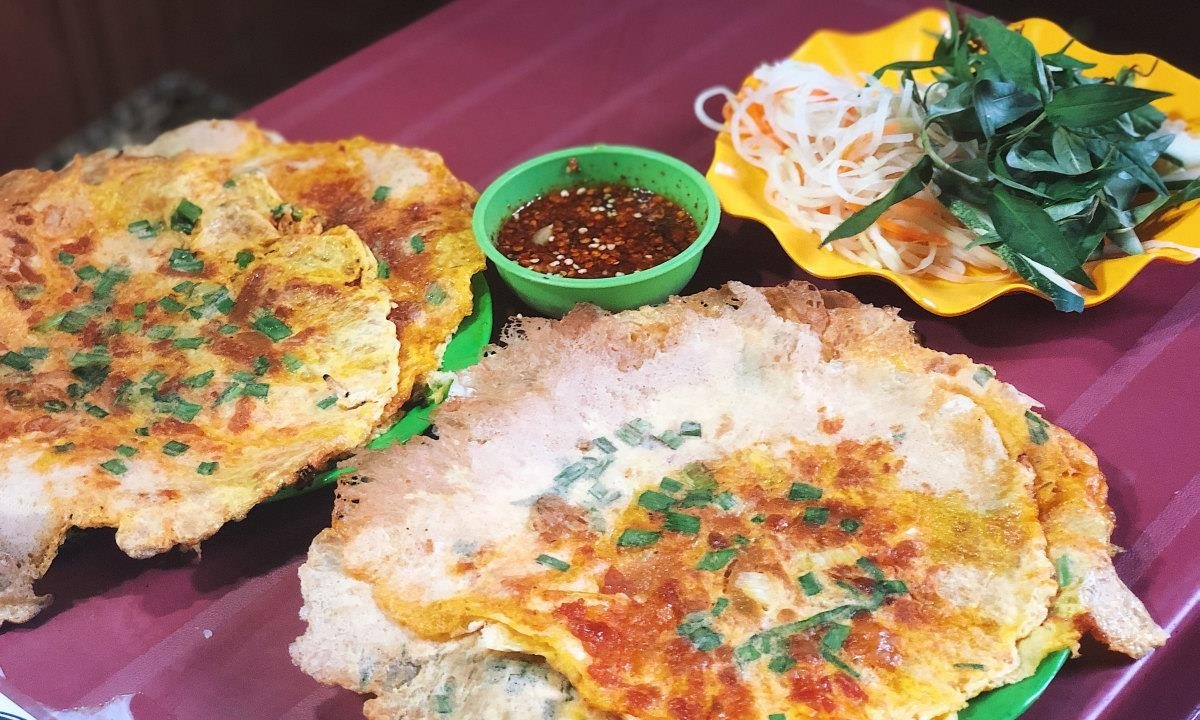 Dưới đây là danh sách 8 quán bánh ép ngon nhất ở Huế:1. Quán bánh ép Minh Tâm - địa chỉ: 36 Nguyễn Công Trứ, phường Phú Hội, thành phố Huế.2. Quán bánh ép Thanh Hải - địa chỉ: 58 Lý Thường Kiệt, phường Phú Hội, thành phố Huế.3. Quán bánh ép Ngọc Bích - địa chỉ: 105 Lê Quý Đôn, phường Xuân Phú, thành phố Huế.4. Quán bánh ép Hương Giang - địa chỉ: 15 Chi Lăng, phường Phú Hội, thành phố Huế.5. Quán bánh ép Hà