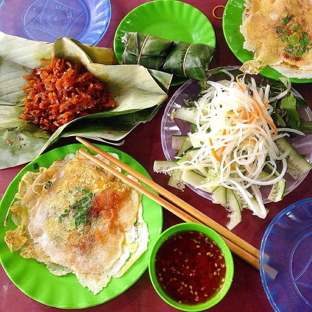Dưới đây là danh sách 8 quán bánh ép ngon nhất ở Huế:1. Quán bánh ép Minh Tâm - địa chỉ: 36 Nguyễn Công Trứ, phường Phú Hội, thành phố Huế.2. Quán bánh ép Thanh Hải - địa chỉ: 58 Lý Thường Kiệt, phường Phú Hội, thành phố Huế.3. Quán bánh ép Ngọc Bích - địa chỉ: 105 Lê Quý Đôn, phường Xuân Phú, thành phố Huế.4. Quán bánh ép Hương Giang - địa chỉ: 15 Chi Lăng, phường Phú Hội, thành phố Huế.5. Quán bánh ép Hà