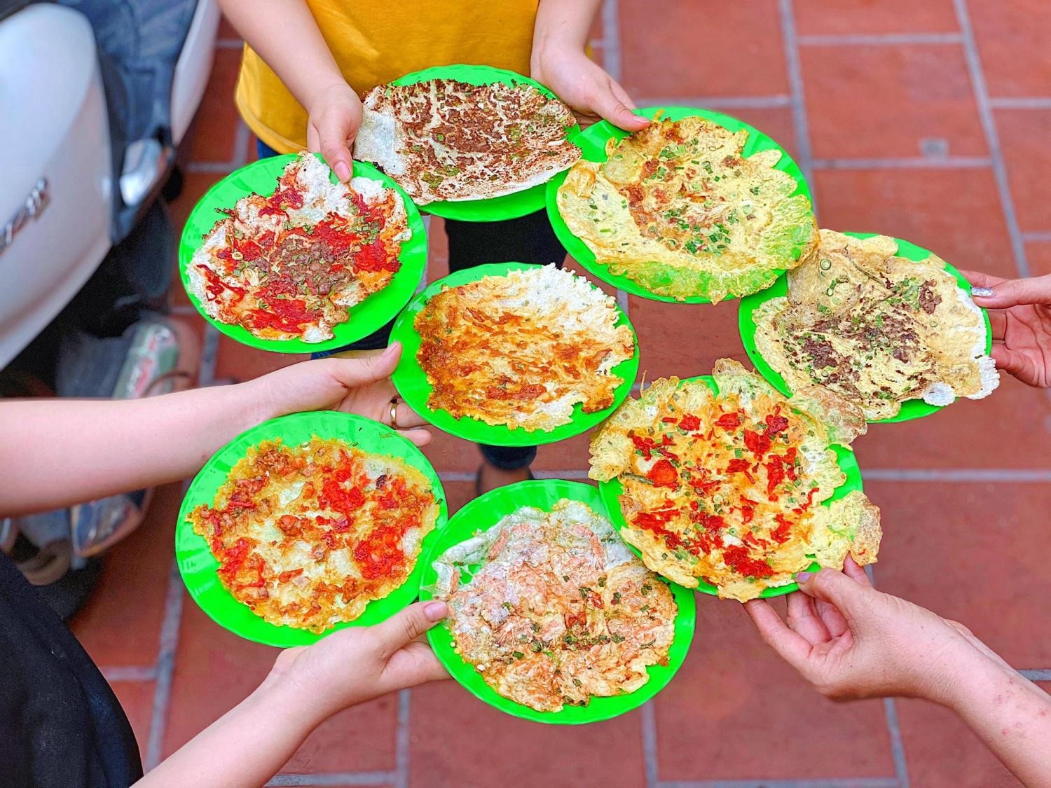 Dưới đây là danh sách 8 quán bánh ép ngon nhất ở Huế:1. Quán bánh ép Minh Tâm - địa chỉ: 36 Nguyễn Công Trứ, phường Phú Hội, thành phố Huế.2. Quán bánh ép Thanh Hải - địa chỉ: 58 Lý Thường Kiệt, phường Phú Hội, thành phố Huế.3. Quán bánh ép Ngọc Bích - địa chỉ: 105 Lê Quý Đôn, phường Xuân Phú, thành phố Huế.4. Quán bánh ép Hương Giang - địa chỉ: 15 Chi Lăng, phường Phú Hội, thành phố Huế.5. Quán bánh ép Hà