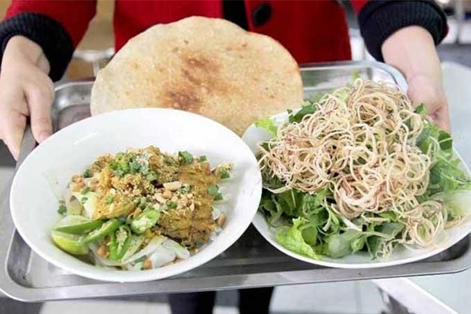 Nếu muốn thưởng thức món mì Quảng ngon tuyệt tại Đà Nẵng, bạn nên ghé qua quán Mì Quảng Hải Mân địa chỉ tại 268 Trần Phú, quận Hải Châu.