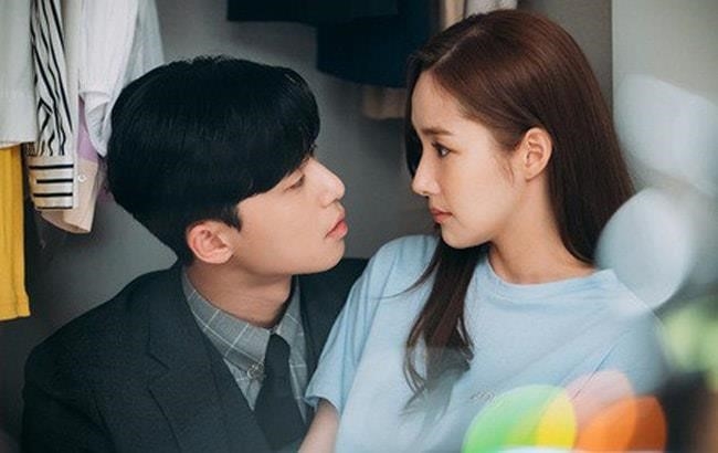 Nên tránh việc hỏi một cô gái khác có xinh không trước mặt người yêu.
