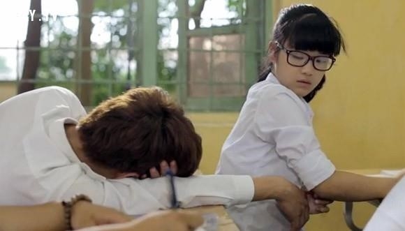 Cô ấy rất thích nói chuyện khi ở bên bạn.
