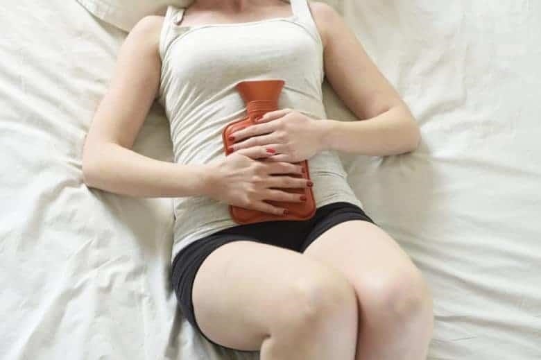 Để giảm đau bụng, hãy áp dụng chườm nóng lên vị trí đau. Phương pháp này sẽ giúp cô ấy cảm thấy dễ chịu hơn.