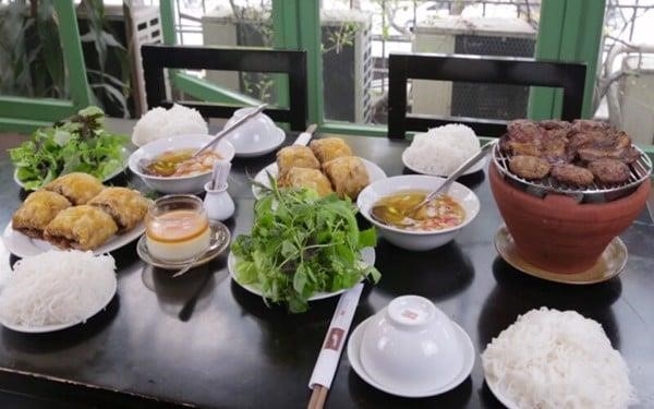 Bún chả Giảng Võ là món ăn nổi tiếng ở Hà Nội. Nó được làm từ thịt lợn thái nhỏ và nướng trên than hoa. Sau đó, thịt sẽ được đặt trong một cái chảo có nước mắm pha với đường, tỏi, ớt và chanh. Bún và rau sống sẽ được chuẩn bị kèm theo. Thưởng thức bún chả Giảng Võ, bạn sẽ cảm nhận được hương vị thơm ngon, thanh mát và đậm đà của thịt nướng cùng với vị ngọt mặn của nước mắm. Đâ