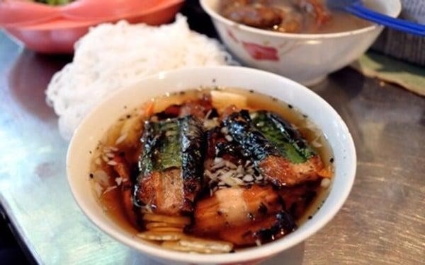 Bún chả Bạch Mai là món ăn ngon ở Hà Nội, được làm từ que tre và bún.