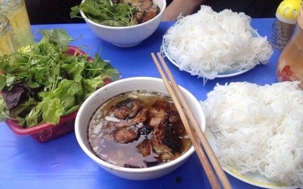 Bún chả tại địa chỉ 41 Cửa Đông được đánh giá là món ăn ngon nhất Hà Nội.