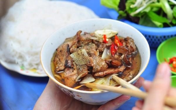 Bún chả Mai Hắc Đế là một món ăn đặc trưng của Hà Nội. Món ăn này gồm có thịt heo nướng và nem rán, được đặt trên một nồi nước dùng pha chế từ nước mắm, đường, chanh, tỏi và ớt. Tất cả các thành phần này khi kết hợp lại tạo ra một hương vị đặc trưng và hấp dẫn. Bún chả Mai Hắc Đế thường được ăn kèm với rau sống, bún và nước chấm. Món ăn này thường được đánh giá là một trong những món ăn ngon