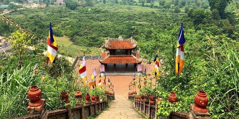 Đi thăm chùa Phật tại Trúc Lâm Bản Giốc.