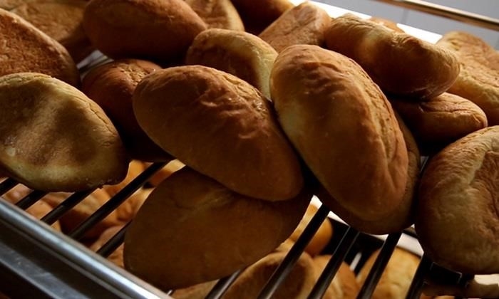 Bánh mì mỏ là một loại bánh mì phổ biến tại Việt Nam. Nó được làm từ bột mì, muối, đường, nước và men. Sau khi trộn đều, người ta để hỗn hợp nở ra trong một khoảng thời gian nhất định. Sau đó, bột được rải lên mặt bàn và nhào đều cho đến khi bột mềm và dẻo. Sau đó, bột được cắt thành những miếng nhỏ và tròn, rồi đặt vào lò nướng để nướng trong một thời gian nhất định. Khi bánh mì được nướng hoàn toàn, nó