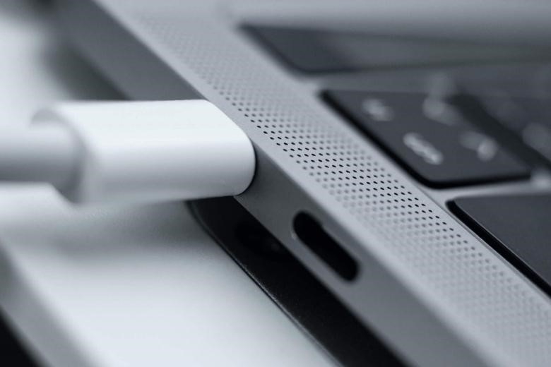 Khi bạn mới mua máy MacBook, cần phải biết cách sạc pin đúng cách để bảo vệ pin và tăng tuổi thọ của nó. Đầu tiên, hãy sử dụng cáp sạc và adapter chính hãng được cung cấp bởi Apple. Nếu không, pin của bạn có thể bị hư hỏng hoặc không bền lâu. Để sạc pin, hãy cắm cáp sạc vào MacBook và sau đó cắm adapter vào ổ cắm điện. Khi pin đầy, ngắt kết nối và không sạc thêm nữa. Tránh sạc pin khi pin còn đầy hoặc quá thấp. Nếu bạn không s