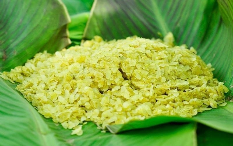 Cốm Tú Lệ là một loại đặc sản nổi tiếng ở Việt Nam, được làm từ gạo nếp và lá cốm. Quá trình làm cốm rất cầu kỳ, từ việc chọn lựa nguyên liệu đến cách bảo quản sản phẩm. Cốm Tú Lệ có vị ngọt, thơm và giòn, được ăn kèm với đậu xanh, dưa hành và mắm tôm. Đây là món ăn truyền thống của người Việt trong các dịp đặc biệt như Tết Trung Thu hay Tết cổ truyền.