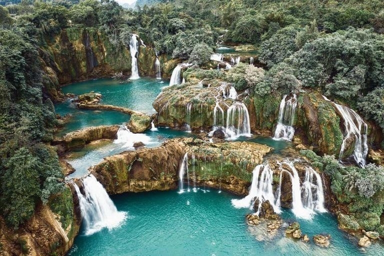 Thác Bản Giốc là một thắng cảnh nổi tiếng ở miền Bắc Việt Nam. Cách thủ đô Hà Nội khoảng 350km, thác nằm trên biên giới Việt - Trung. Thác Bản Giốc được tạo nên từ dòng sông Quây Sơn, dòng sông lớn nhất tại Hà Giang, khi chảy qua khu vực này tạo thành một loạt các ghềnh đá và cuối cùng đổ xuống thành thác nước lớn và đẹp. Thác có chiều cao khoảng 30m và rộng khoảng 300m, tạo nên một khung cảnh thiên nhiên hoang