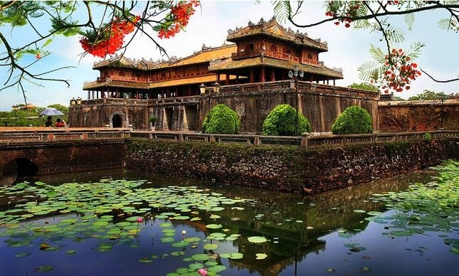 Hoàng Thành Huế, còn được gọi là Đại Nội, là một khu phức hợp kiến trúc cổ xưa nằm tại thành phố Huế.