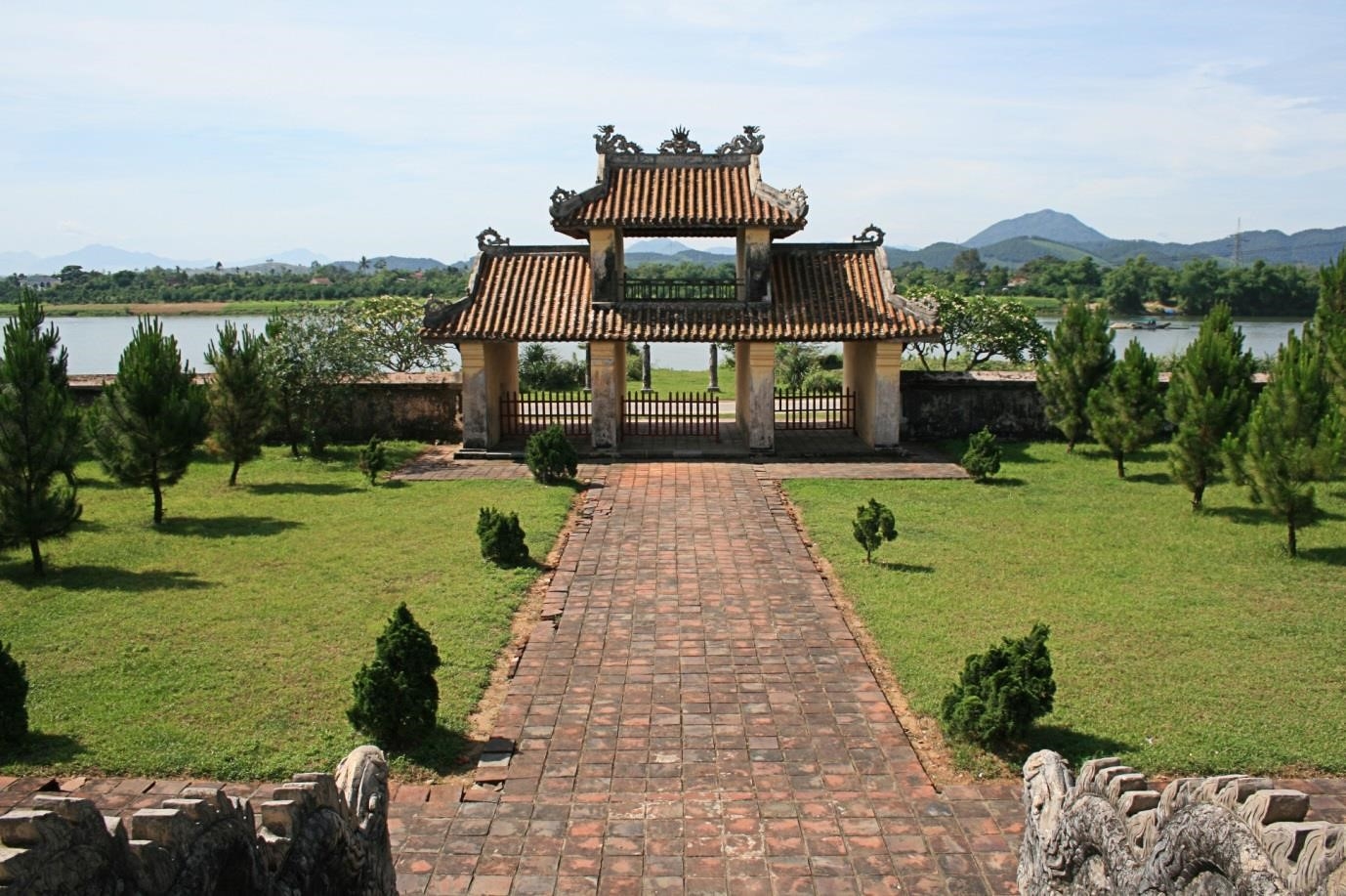 Văn miếu Huế là một địa điểm du lịch nổi tiếng ở thành phố Huế, Việt Nam. Nơi đây được xây dựng vào đầu thế kỷ 19 dưới triều đại của vua Gia Long. Văn miếu là nơi tôn vinh và truyền thống giáo dục quan trọng của đất nước Việt Nam từ xa xưa. Các vị giáo sĩ và học giả thường đến đây để tham gia vào các buổi lễ tôn vinh các vị văn học và nhà giáo của quốc gia. Văn miếu Huế có kiến trúc đặc sắc và là một trong những