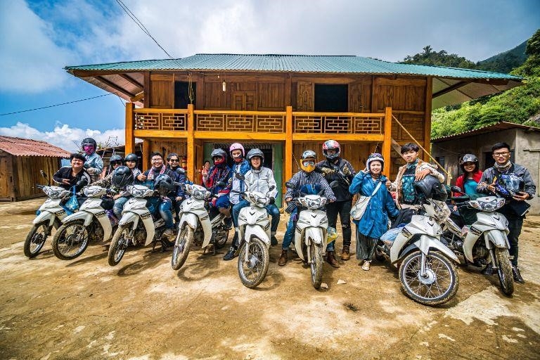 Một lựa chọn phổ biến để đến Hà Giang từ Hà Nội là đi xe khách, tuy chạy chậm nhưng tiện lợi và an toàn.