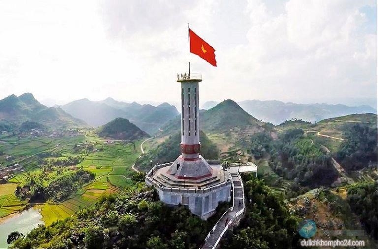Cột cờ Lũng Cú là một công trình kiến trúc độc đáo và có giá trị lịch sử vô cùng quan trọng. Nó được xây dựng từ đá vôi và cao khoảng 15m. Cột cờ này được đặt tại đỉnh núi, tạo nên một khung cảnh thiên nhiên tuyệt đẹp và thu hút du khách đến tham quan. Điểm đặc biệt của cột cờ này là trên đỉnh của nó có một chiếc cờ đỏ rực, tượng trưng cho sự độc lập và tự do của đất nước. Cột cờ Lũng Cú